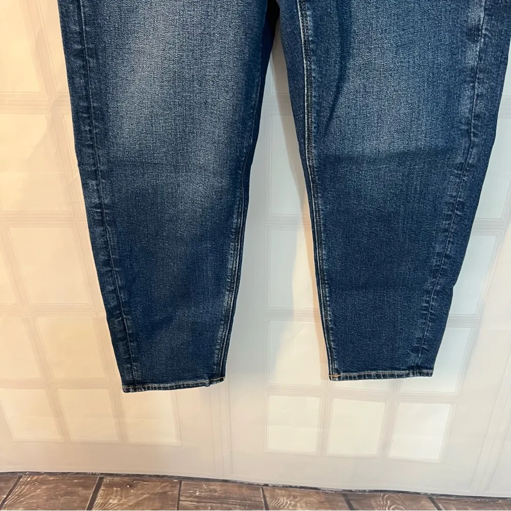 American Eagle medium wash blue mom jeans size 6 short - Image 3