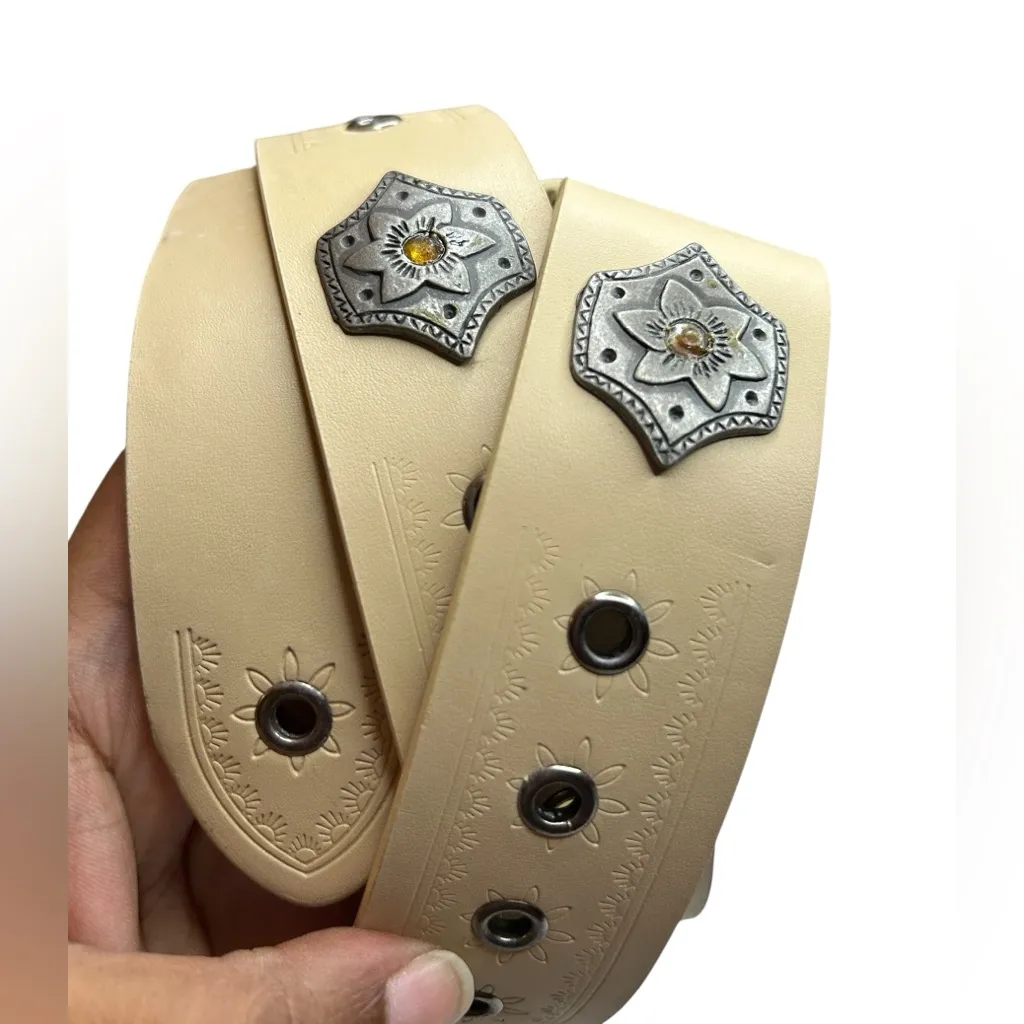 Vintage Western Floral Concho Belt – Cream Leather Look with Metal Accents XL Silver - Image 6