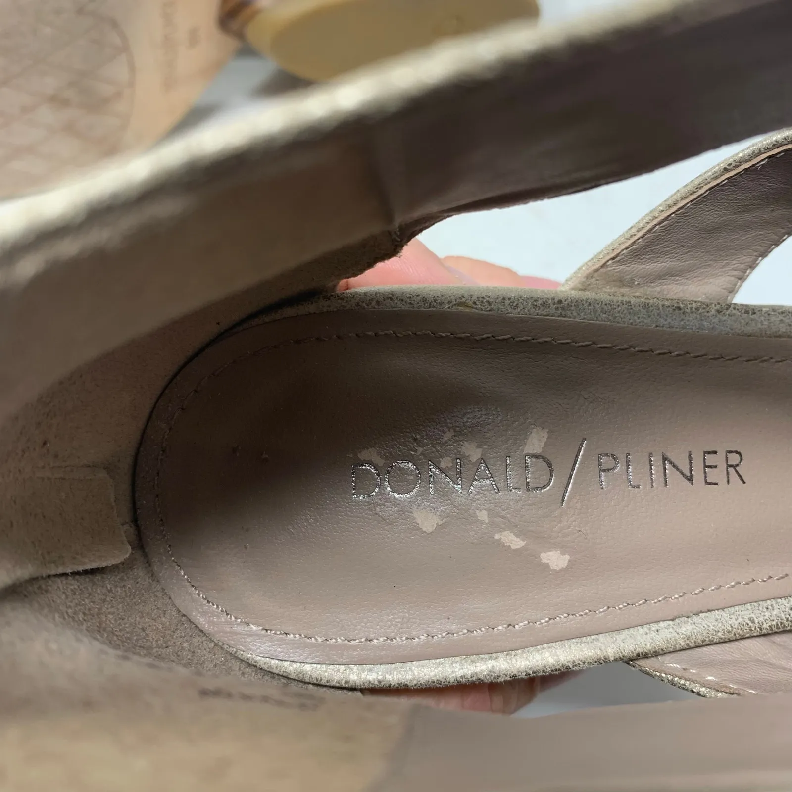 Donald Pliner Size 9 N Jenkin Gold Metallic Leather Wedge Sandal Back Zip Cutout - Image 5