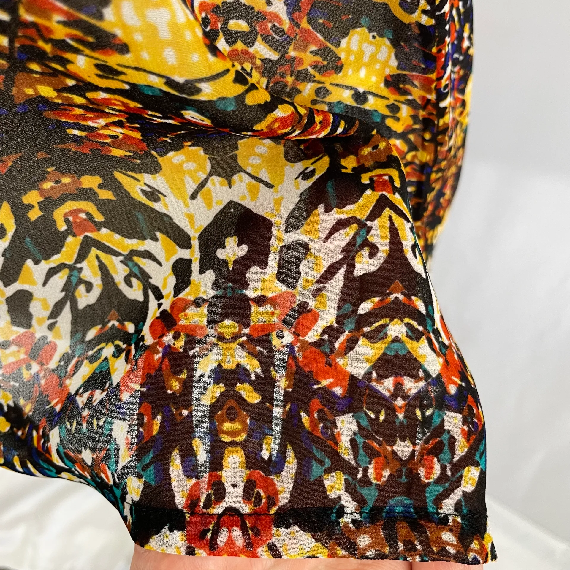 New  Sheer Chiffon Short Sleeve Top High Low Hem Multi Totem Print - Image 7