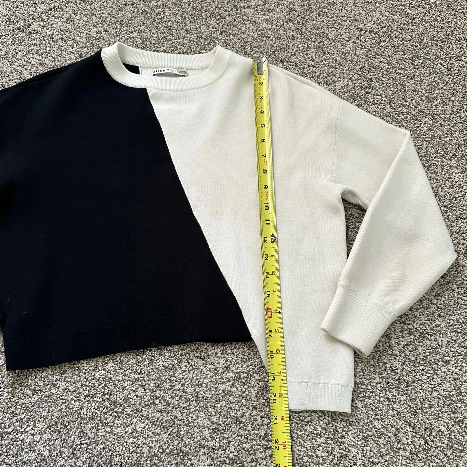 Alice + Olivia black & white colorblock crop long sleeve sweater size XS - Image 7