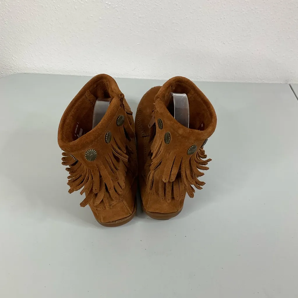 Minnetonka Fringe Suede Ankle Boots Size 8 - Image 4