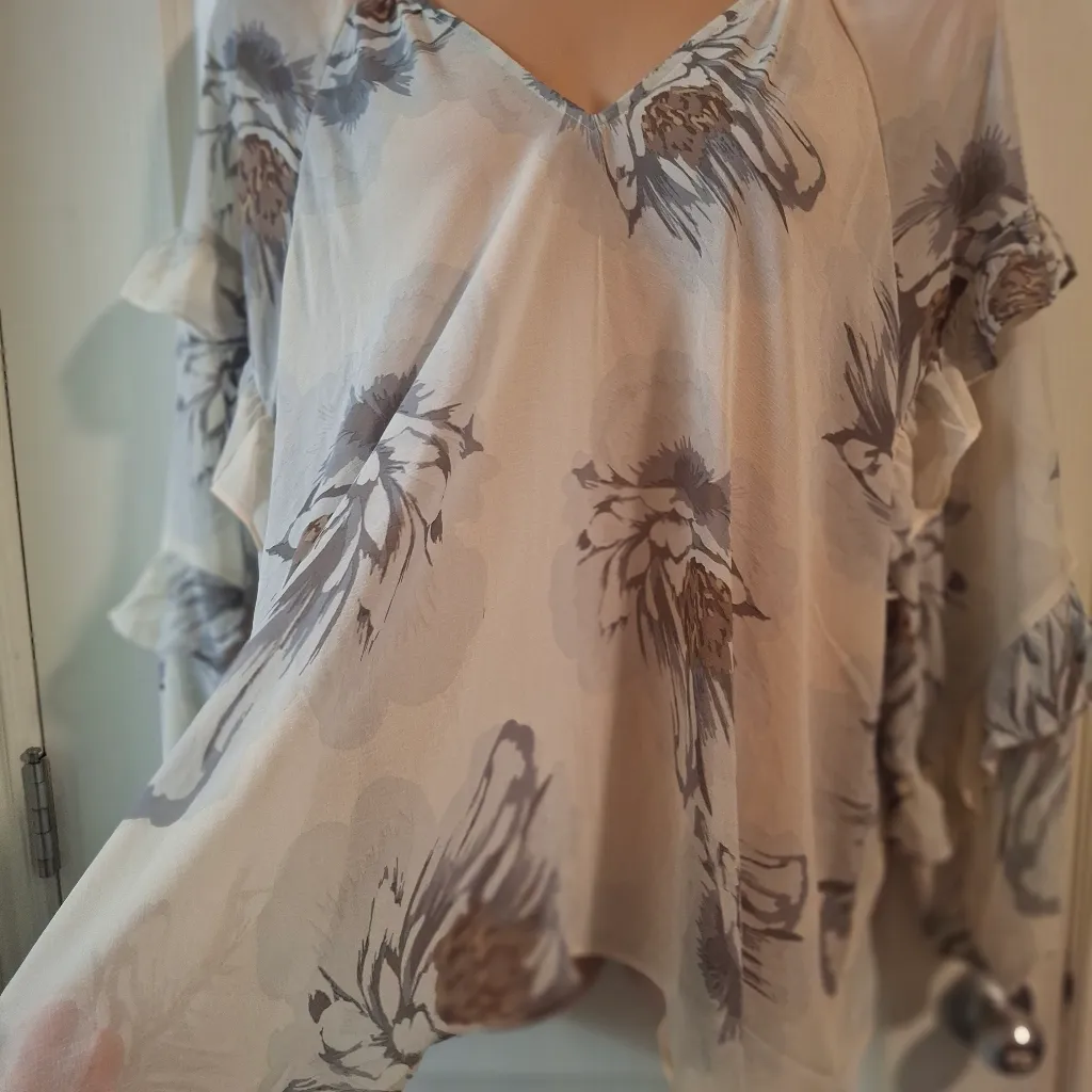 Torrid NWT Sz 2 Floral Ruffle Sleeve Women's Top - Cream and Gray - Image 10