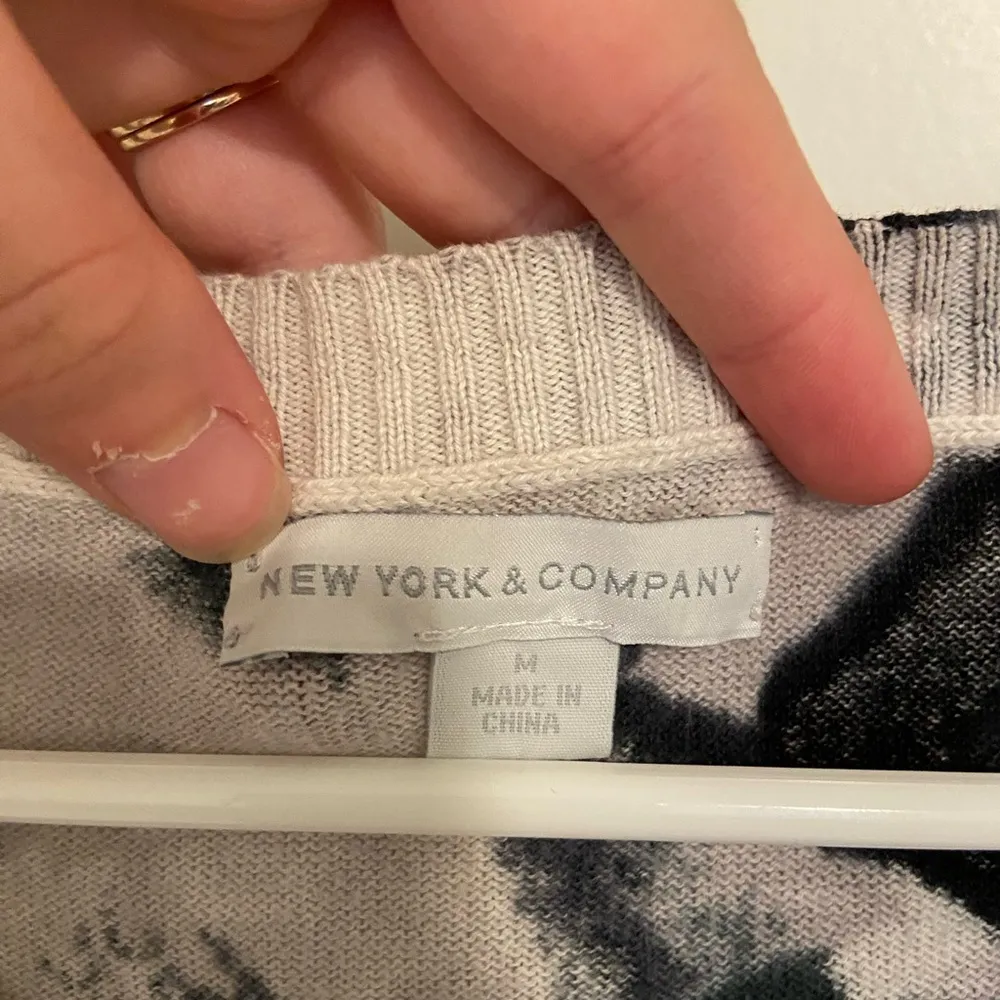 New York & Company women’s marble patterned button up thin knit sweater — medium Black - Image 4