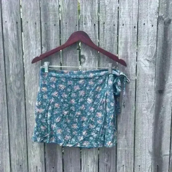 American Eagle 100% Rayon Green Pink Floral Short Mini Wrap Skirt Woman's Sz M - Image 2