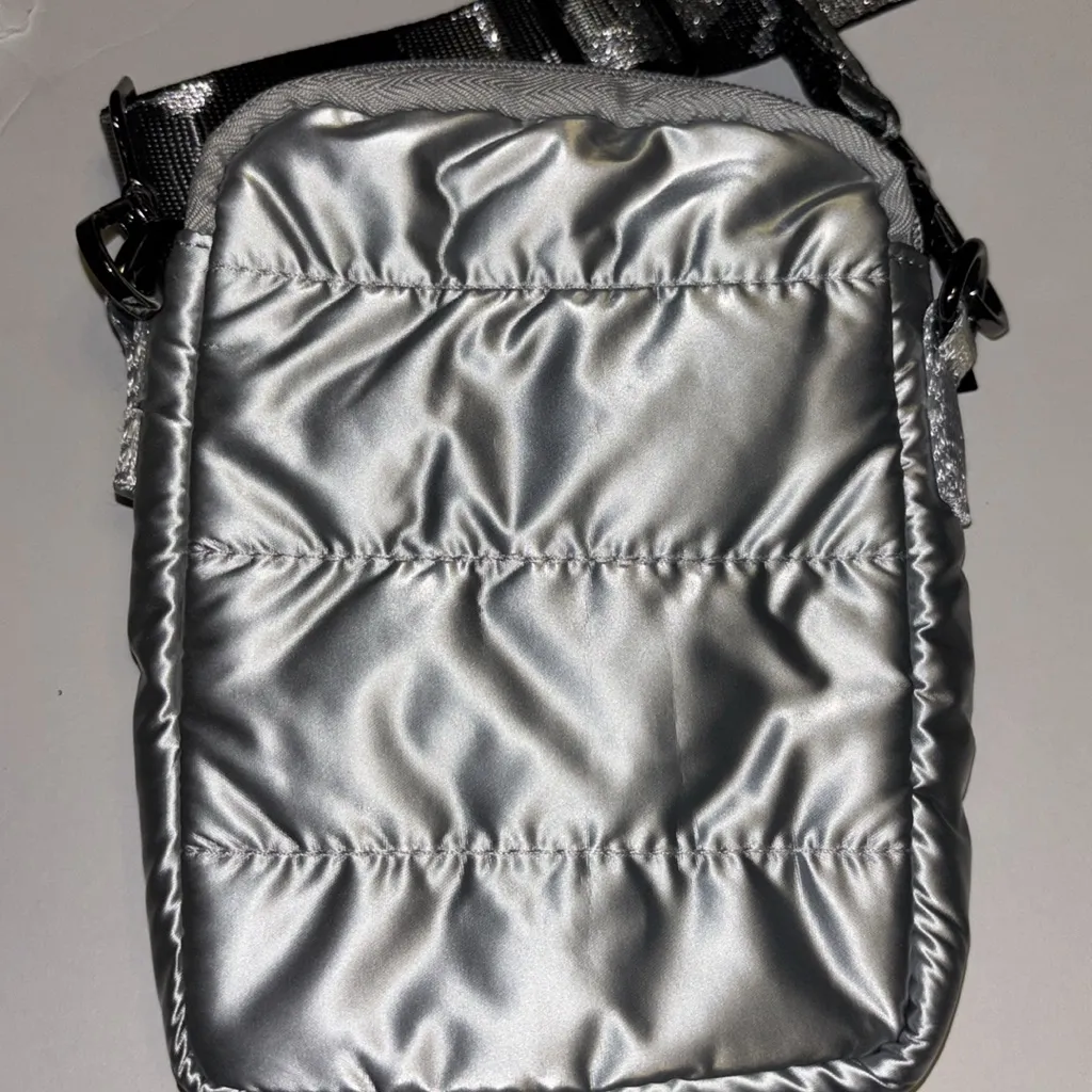 SILVER PUFF STYLE CROSSBODY GREAT SIZE HOLDS PHONE AND MORE FUN COLORFUL STRAP - Image 5