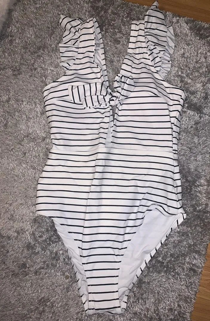 Cupshe One Piece Swimsuit Small - Image 3