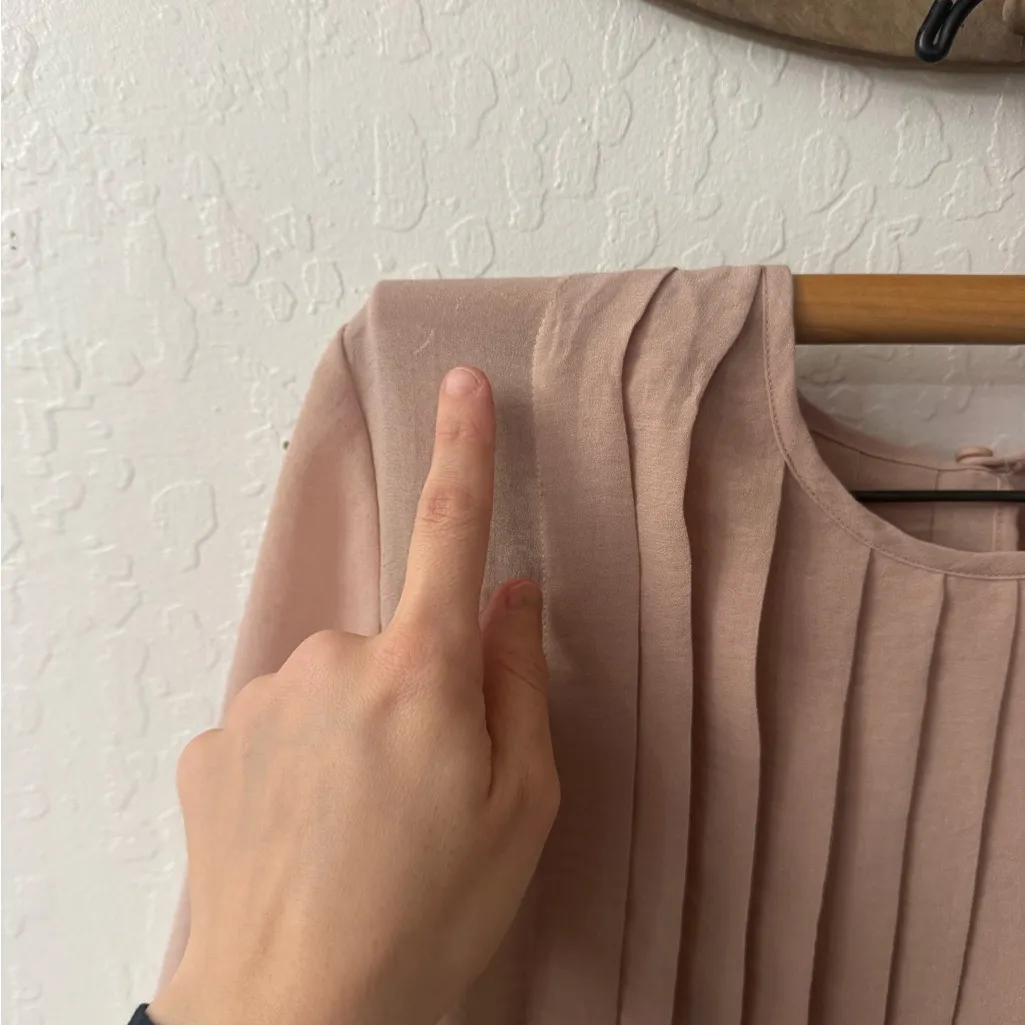 Oak and Fort Tannish Pink Pleated Flowy Blouse Keyhole Back Size Small Tan - Image 3