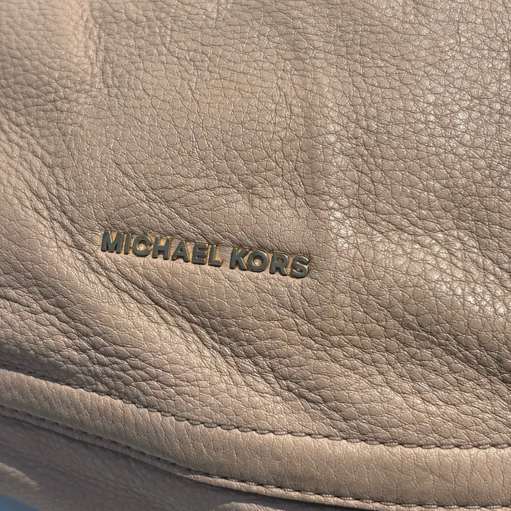 Michael Kors Elegant Tan Leather Hobo Bag - Image 8