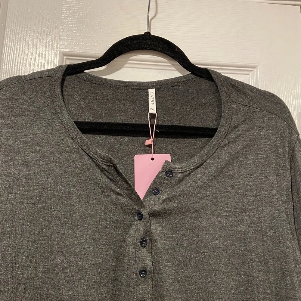NWT Cathy Size 2XL Soft Long Sleeve Flowy Gray Henley Pullover Tee Shirt - Image 2