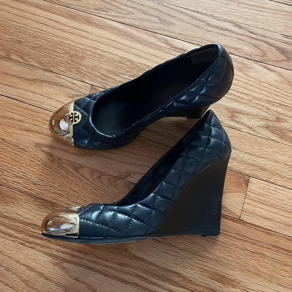 Tory Burch Kaitlin black quilted monogram gold cap toe leather wedges size 7 - Image 6