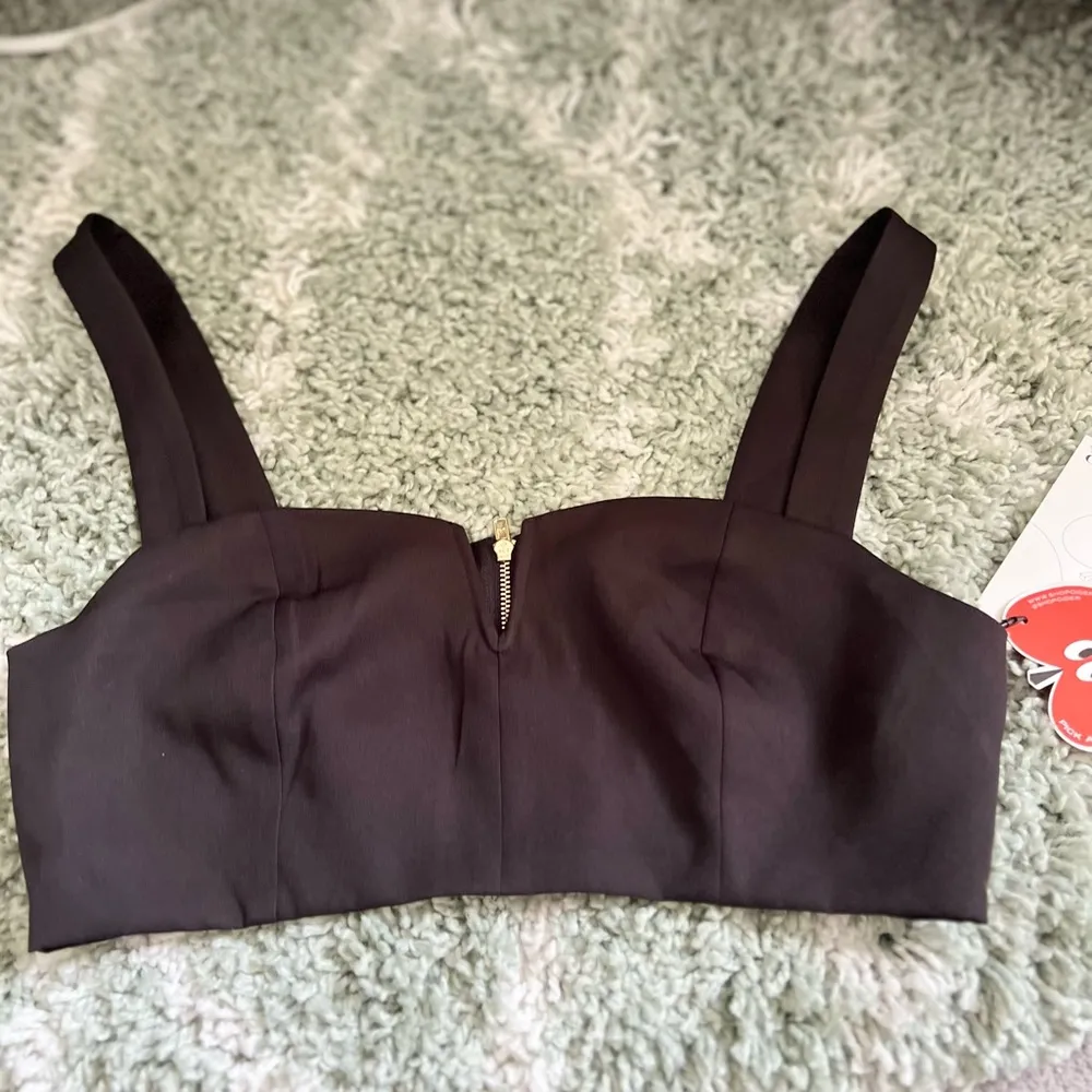 fitted zip up crop top with cleavage enhancing slit BNWT 🏷️ NYE READY!✨🪩✨ - Image 5