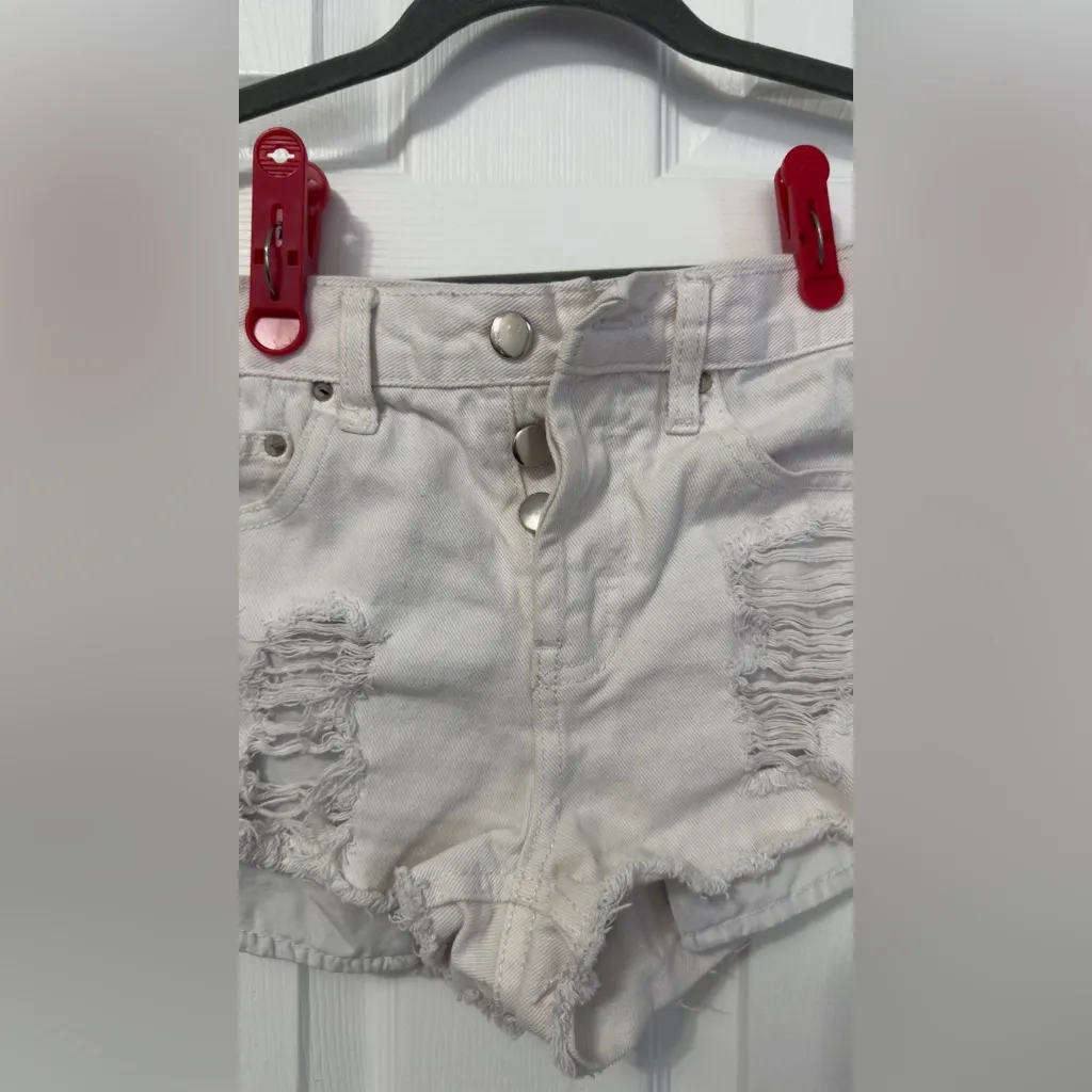 Forever 21 White Denim Shorts and top - Image 5