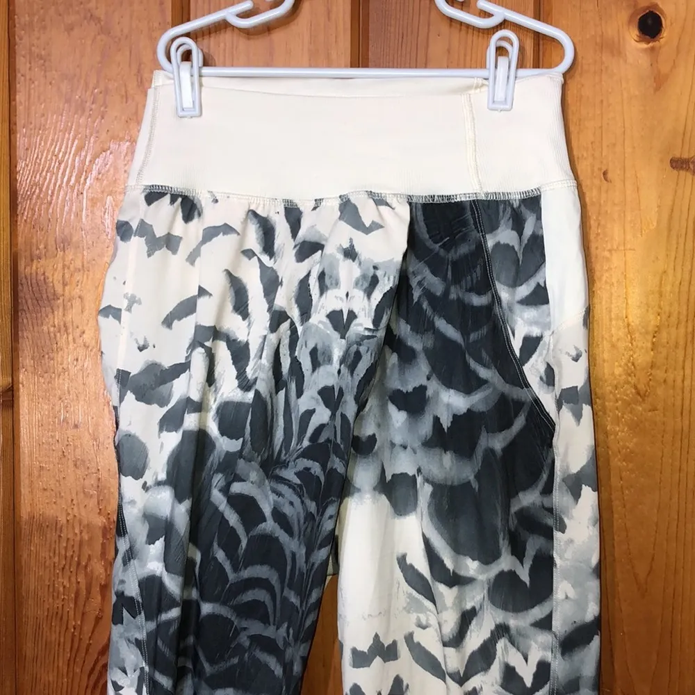 Lululemon Dance To Yoga Pant
Pretty Plume Angel Wing Black / Angel Wing size 4​ - Image 5