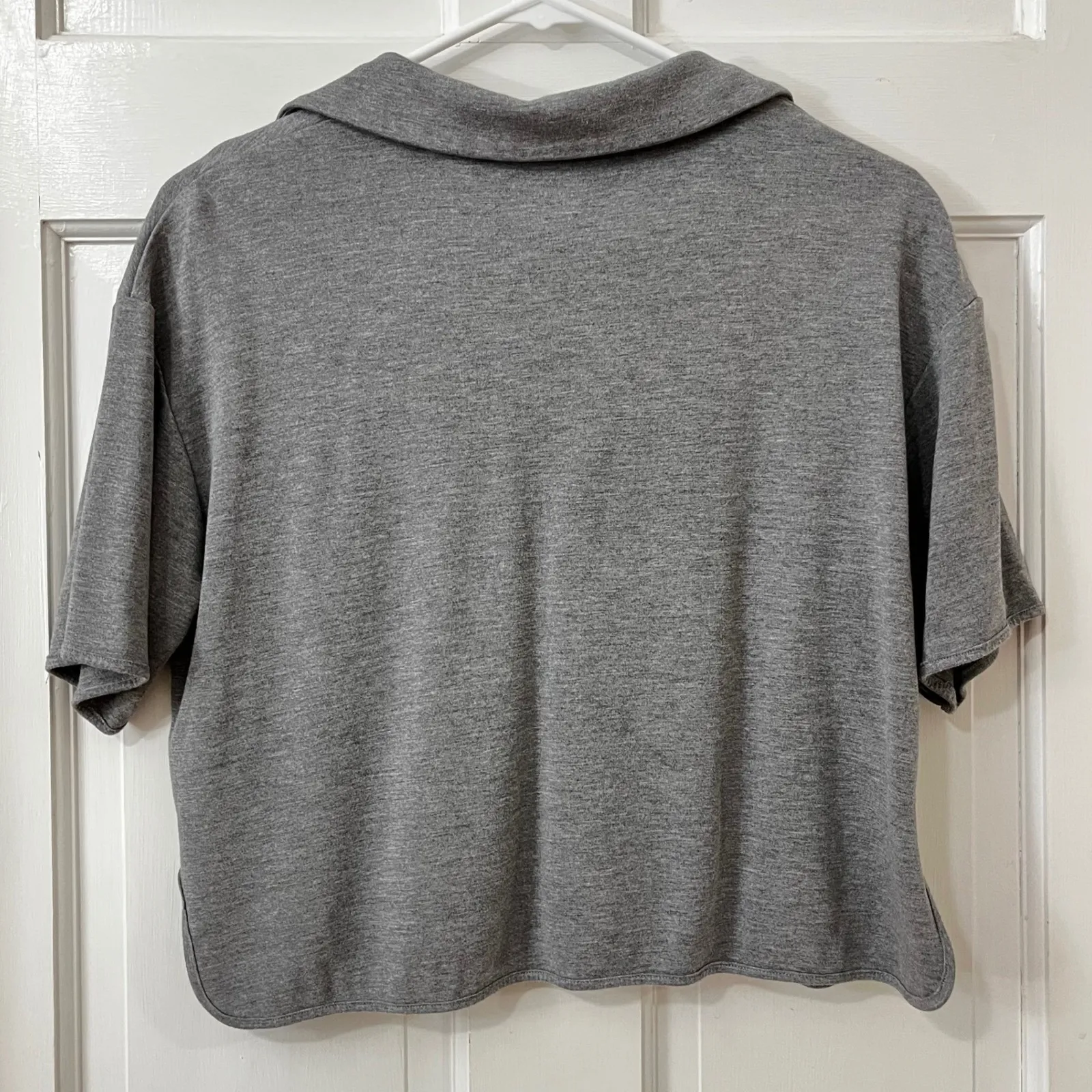 Theory Women Sz S Gray Heather V Neck Short Sleeve Crop Polo Shirt  Minimalist - Image 2