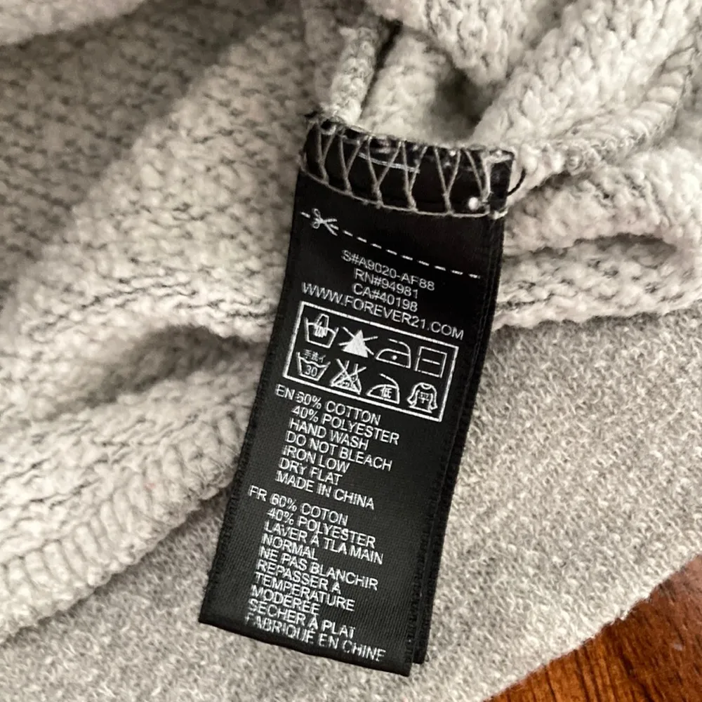 Forever 21 Grey Crewneck Sweater Size Small Cozy Pullover Athleisure Stretch EUC - Image 4