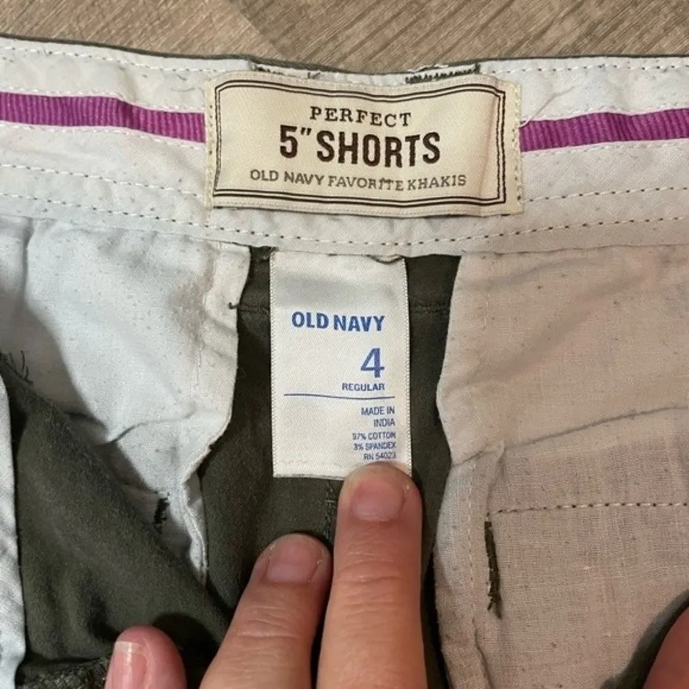 Women’s Old Navy Army Green Perfect 5” Shorts Size 4 (Fit a little bigger) - Image 2