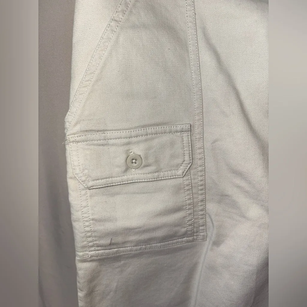 NWOT Old Navy Women's Cargo Shorts in Cream Size 16 Middle Slit - Image 2