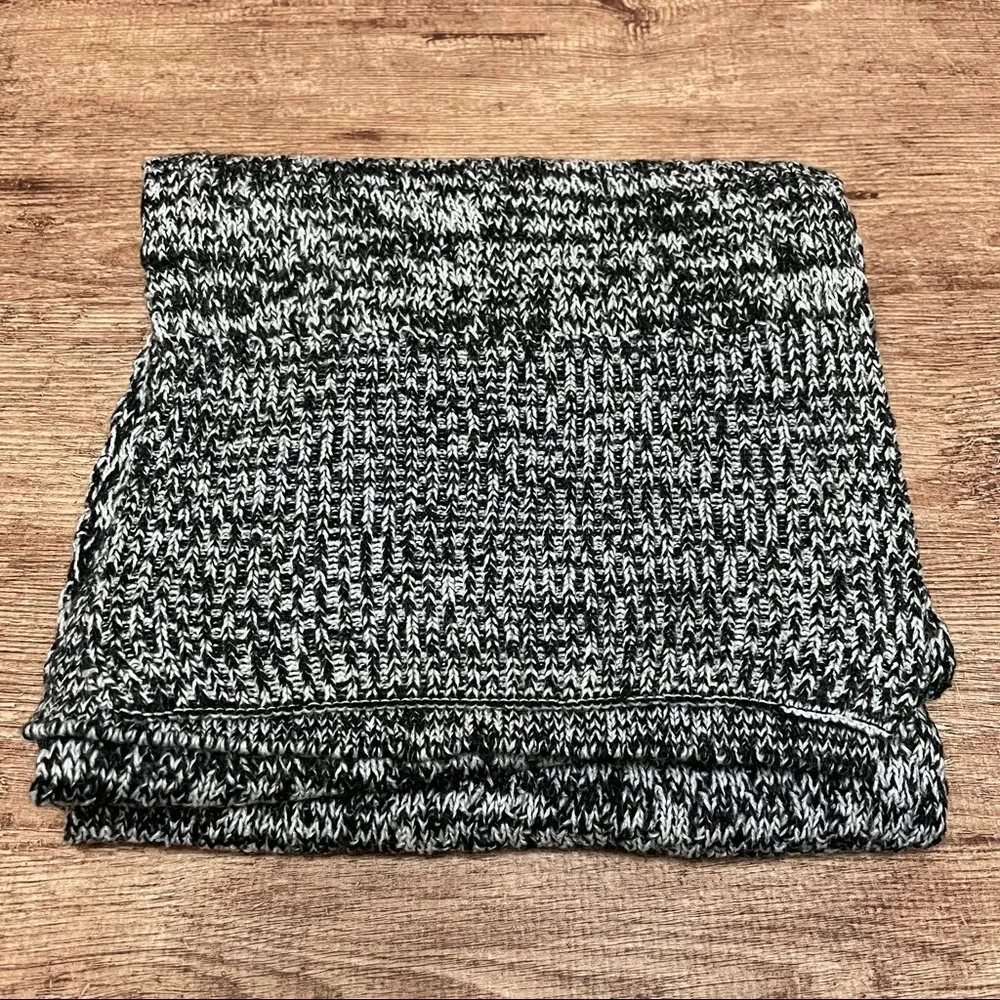 Victoria’s Secret Black and Gray Knit Scarf - Image 2