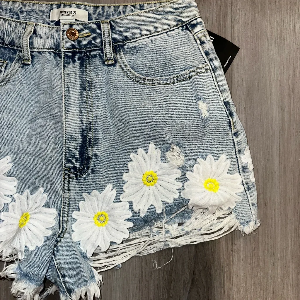 NWT Daisy Embroidered Forever 21 Rare High Rise Distressed Denim Jean Shorts 29 - Image 2