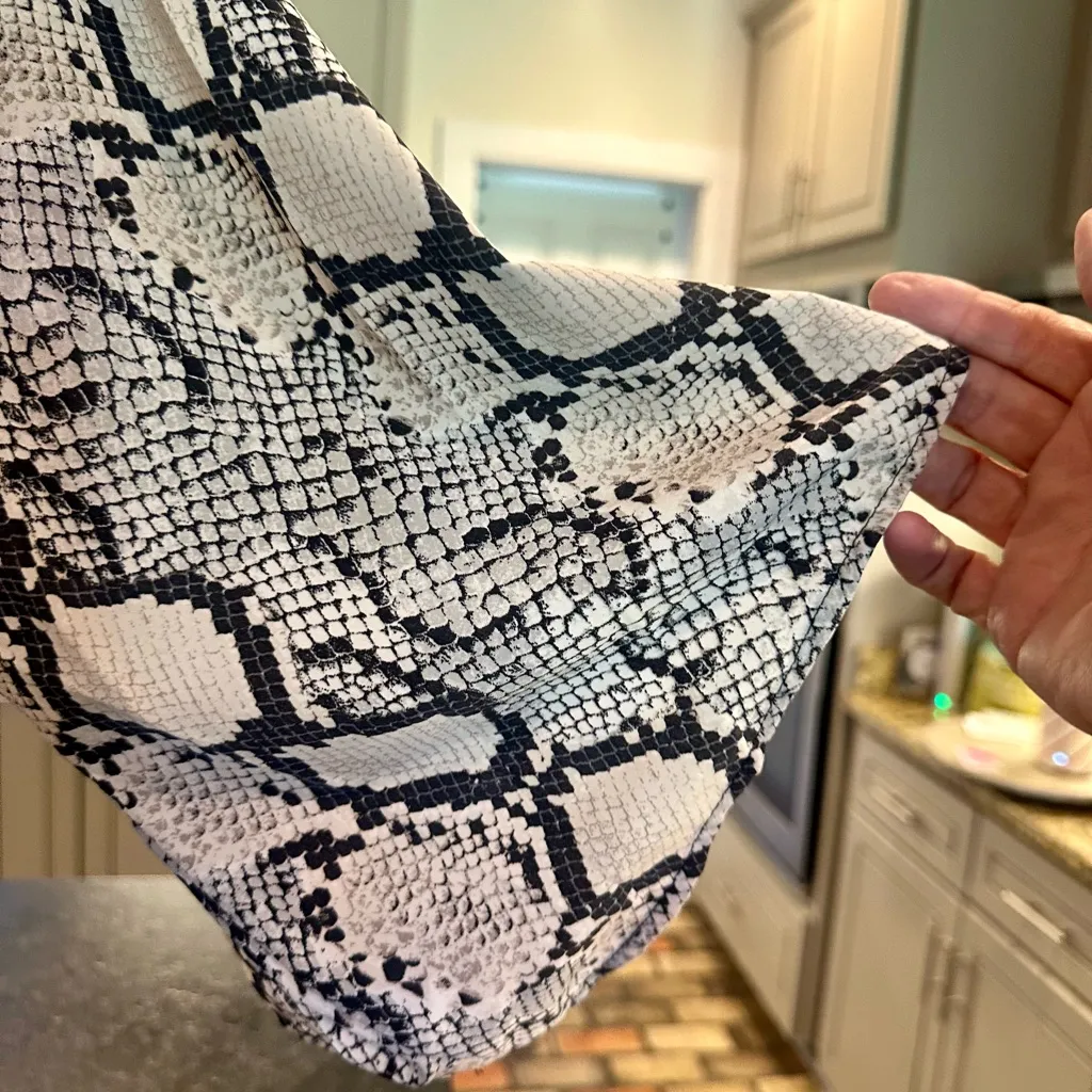 Eesome Black and Cream Snake Print Blouse Size L - Image 3