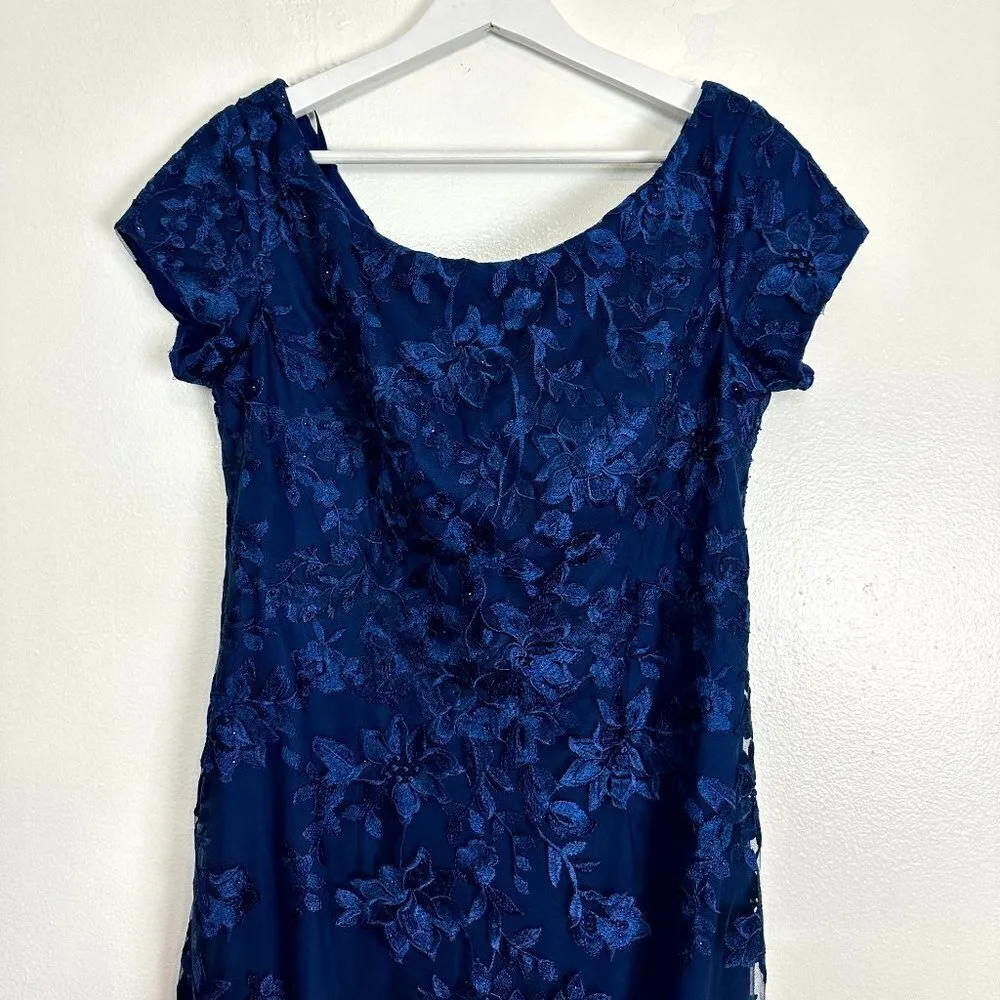 LA FEMME Three Quarter Sleeve Floral Lace Evening Gown in Navy Size US 8 - Image 4