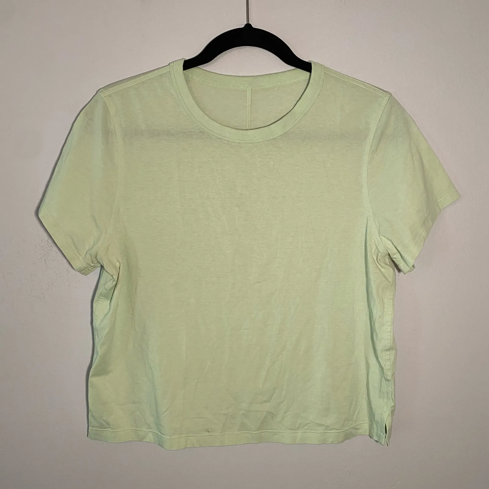 Lululemon Large Mint Green Cropped Short Sleeve Shirt Athleisure Women's size 10 - Image 2