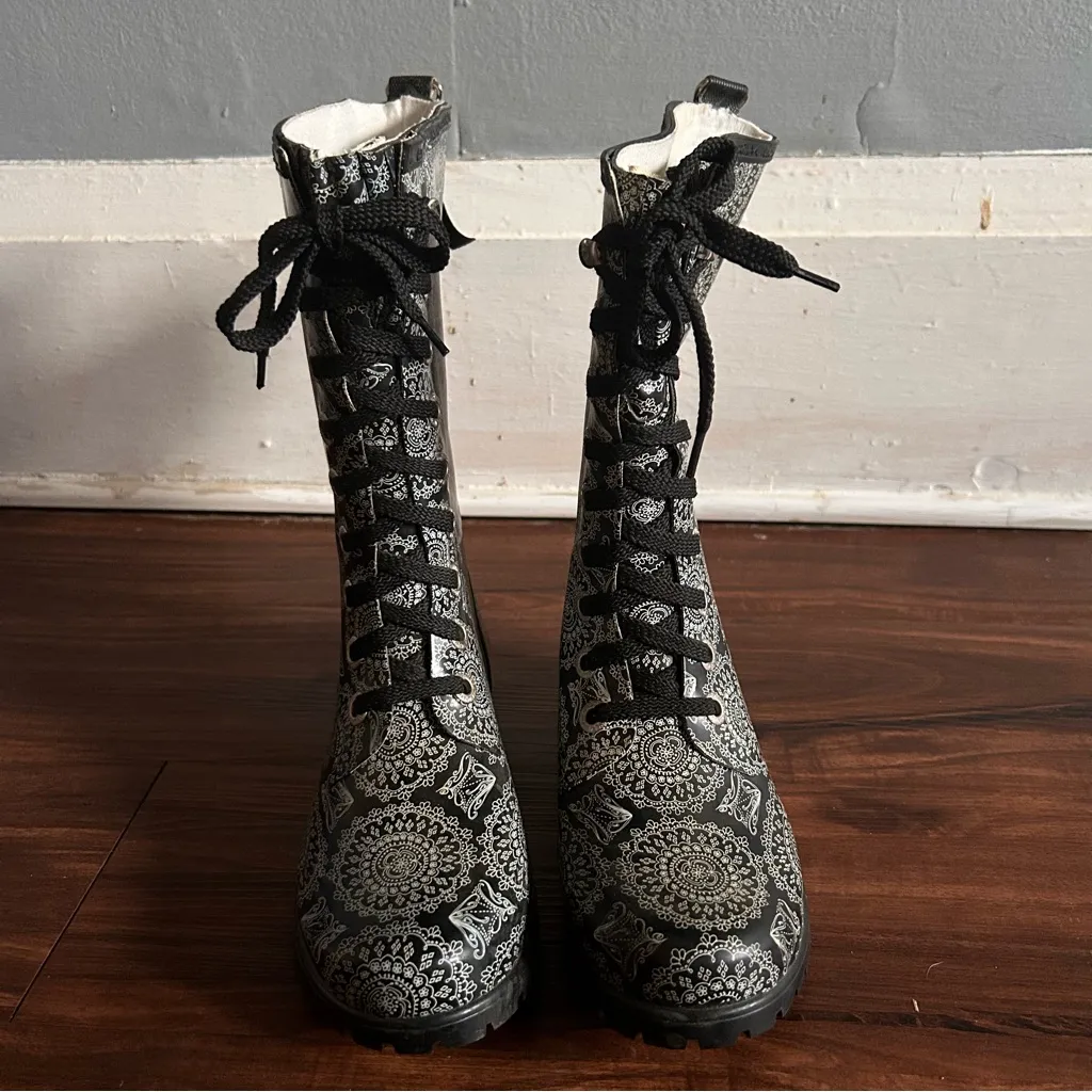Wind River Geometric Design Lace Up Rain Boots | Size: 8 Black - Image 3