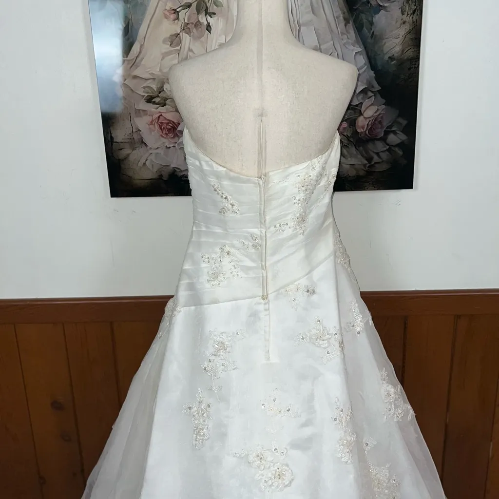 Stunning David’s Bridal 3D Floral Organza Wedding Gown! - Image 9