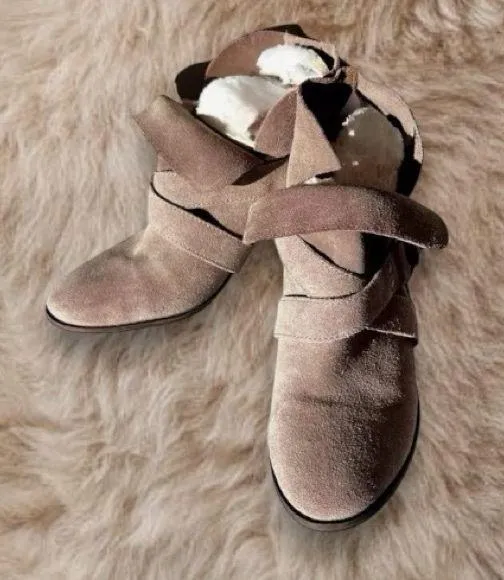 American Eagle Outfitters Women's size 8 Suede Bootie - Image 2