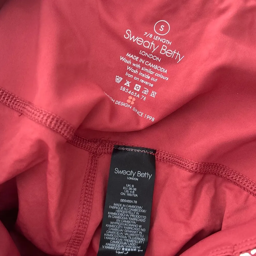 Sweaty Betty Leggings 7/8 Goddess Foil Print High Waisted Red Terrazzo - Image 7