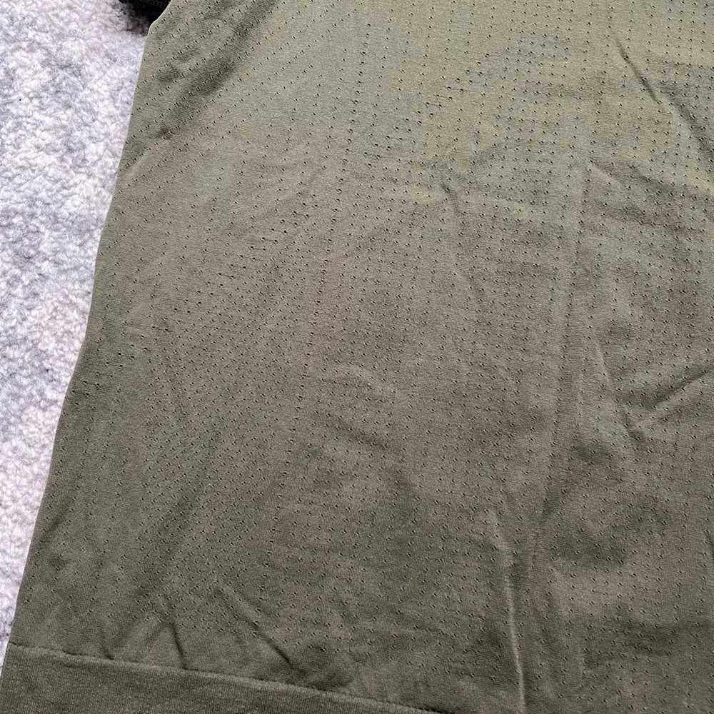 Athleta Olive green stretch athletic shirt medium - Image 5