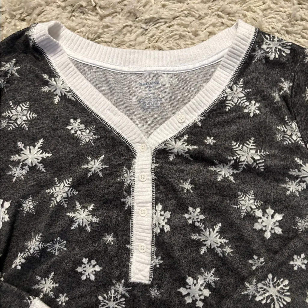 Arizona Black and White Snowflake Pajama Top Size M - Image 3