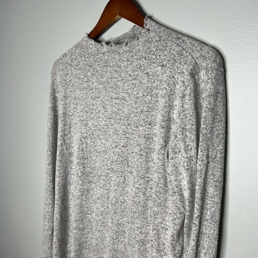 Saints 21 gray ruffle trim mock neck stretchy light long sleeve sweater large - Image 2