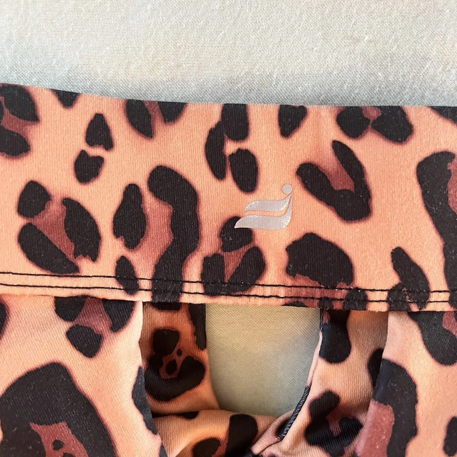 Fabletics Oasis Twist Sports Bra Women's 3X Leopard Cross + Bonus Black Bra - Image 6