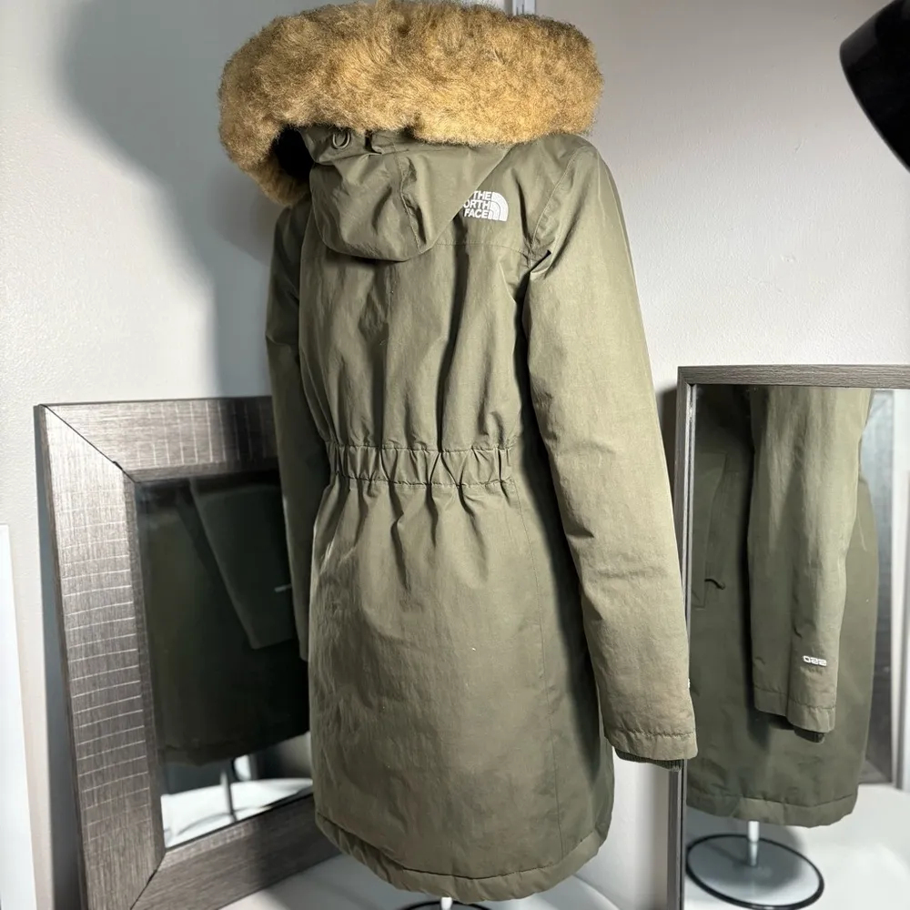 The North Face woman’s Arctic down Parka size small - Image 7