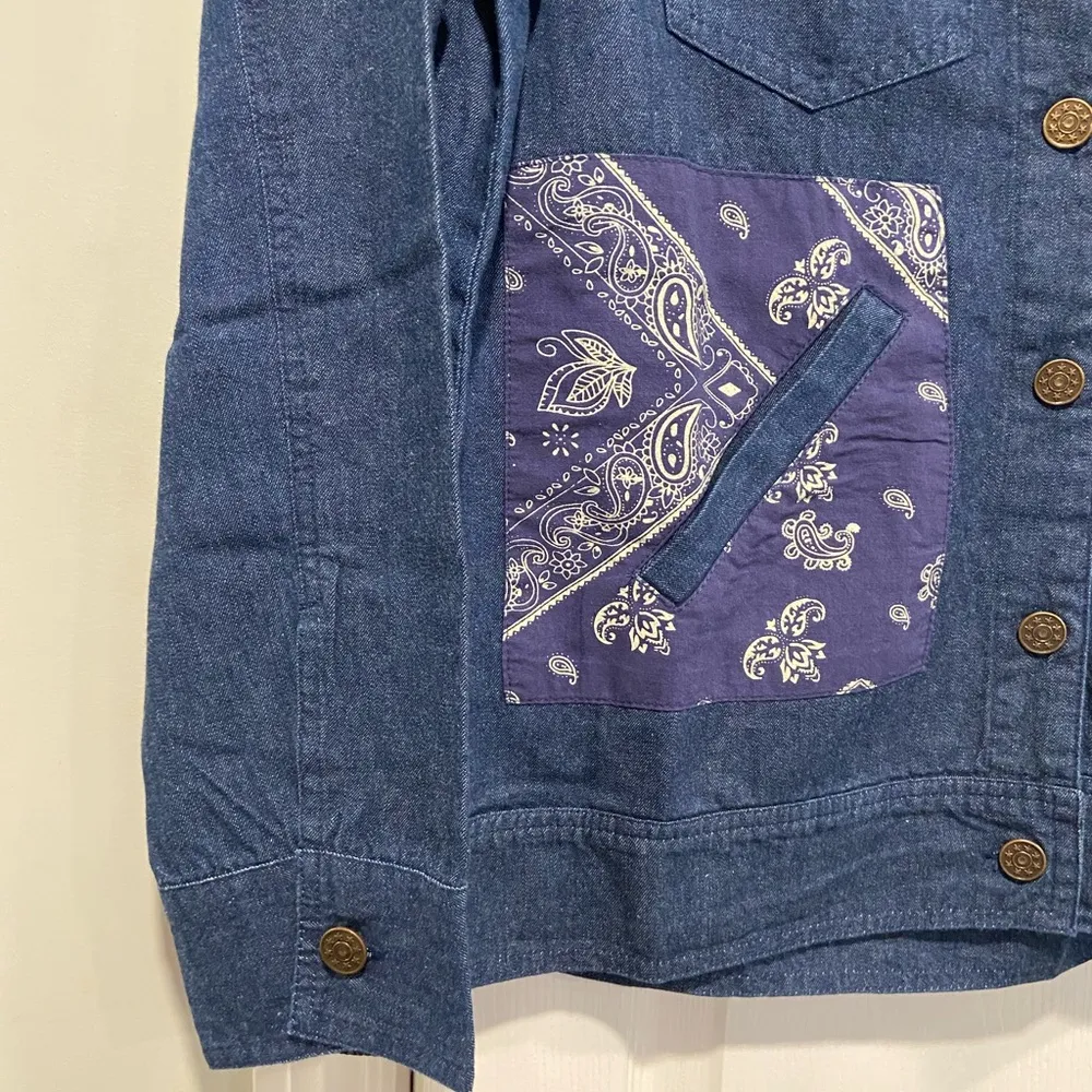 NWOT Gunit Fashions Size S Blue Denim Button Down Shacket Paisley Bandana Top - Image 5