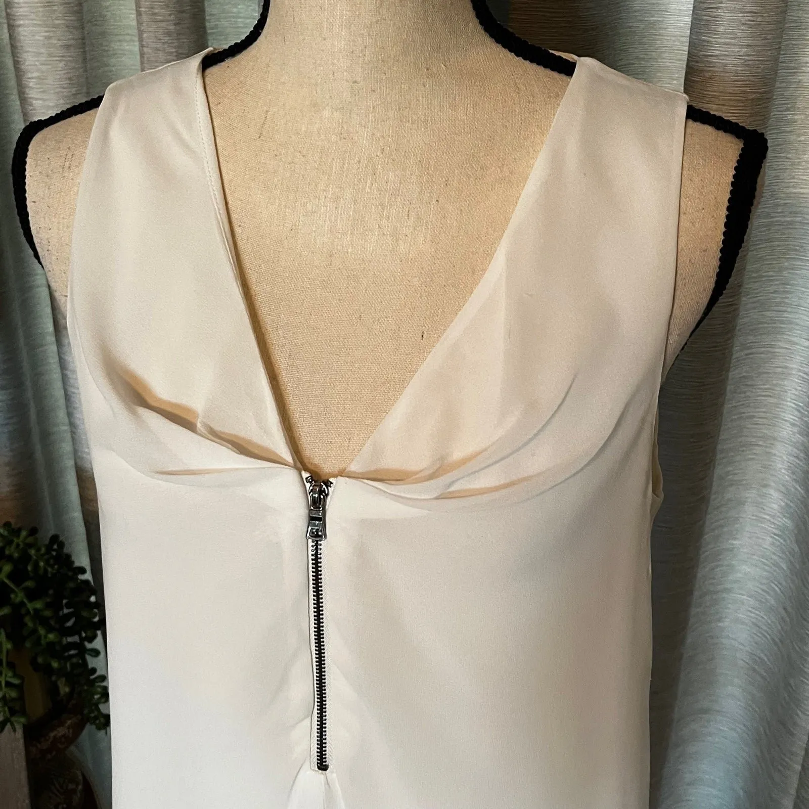 Naked Zebra white womens sleeveless blouse front zipper detail v-neck medium‎ M - Image 2