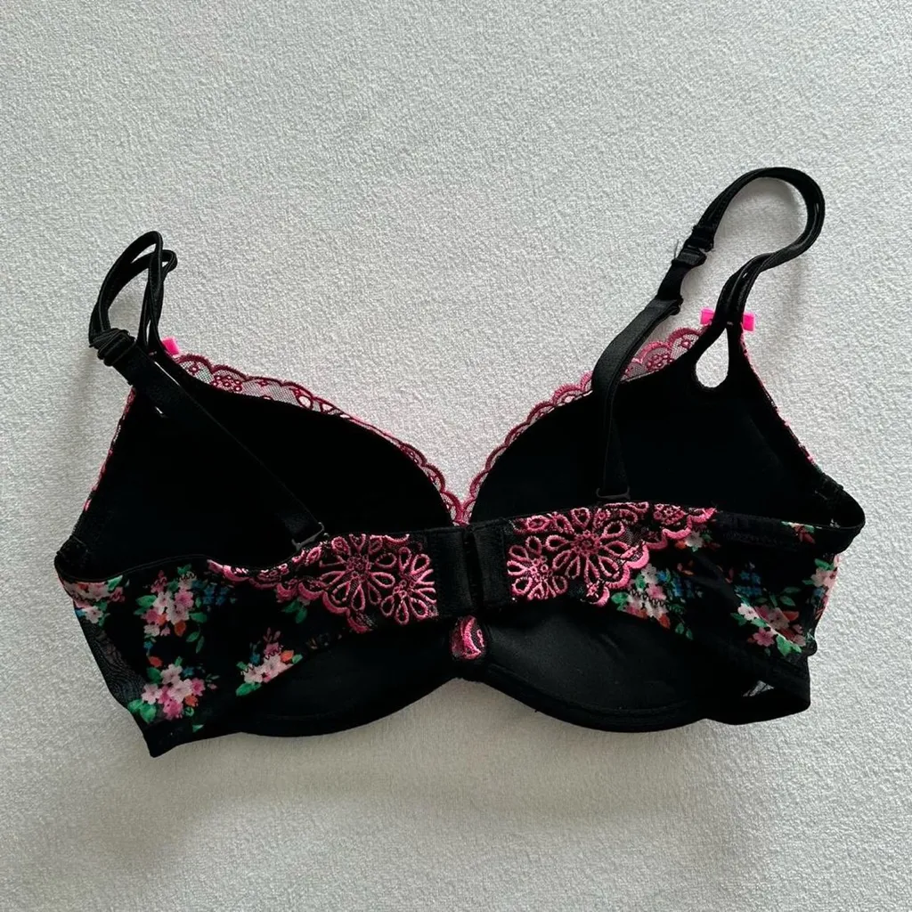 Victoria's Secret Black and Pink Lace Bra 2011 - Image 3