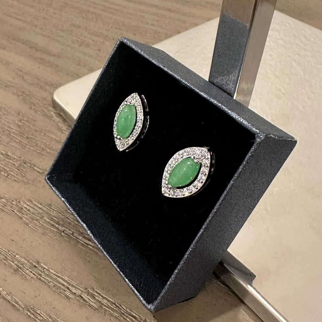 NIB Green Faux Jade/Rhinestone Fashion Earrings. - Image 2