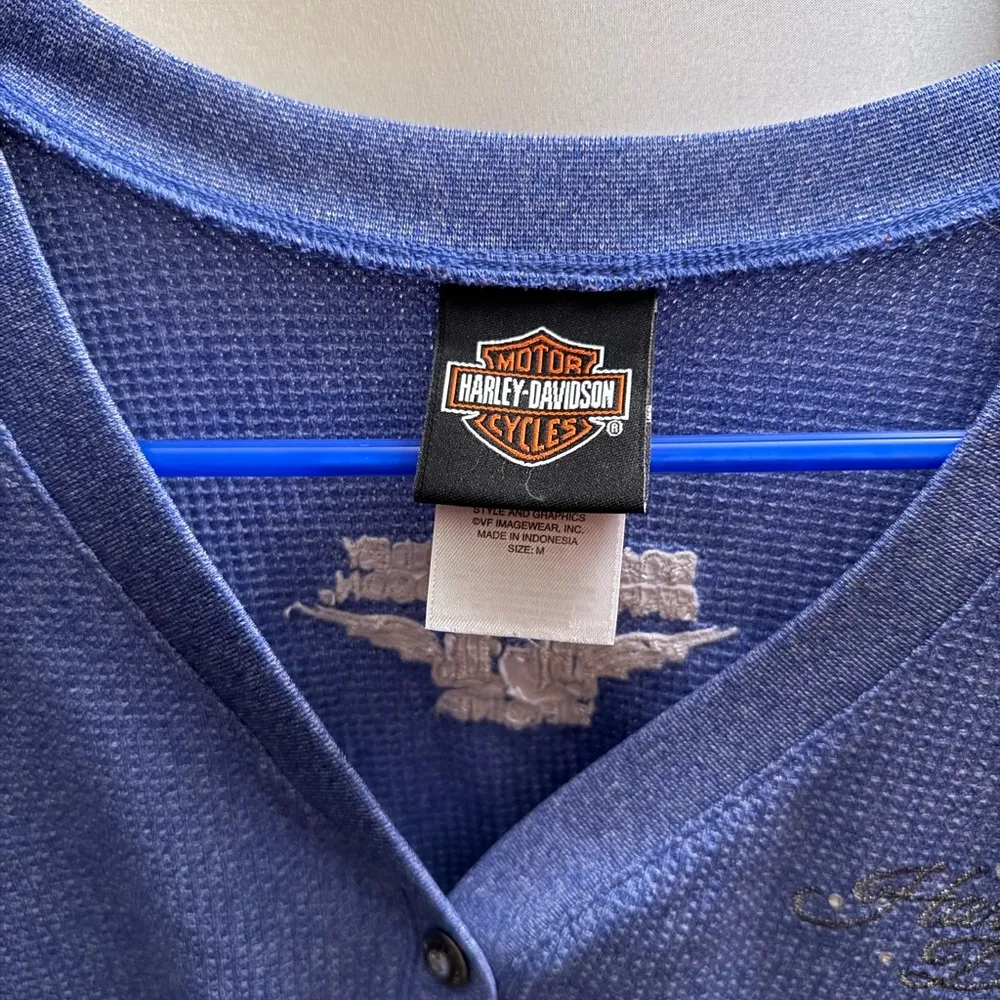 Harley-Davidson Women's Blue Logo Embroidered Waffle Knit Henley Tee Size Medium - Image 5