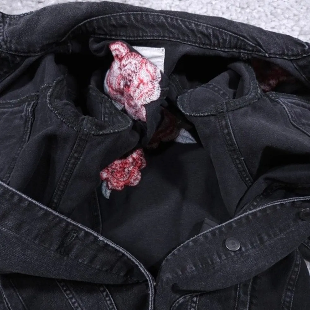 American Eagle Denim Jacket Oversized Embroidered Floral Rose Black Red Size XS - Image 5