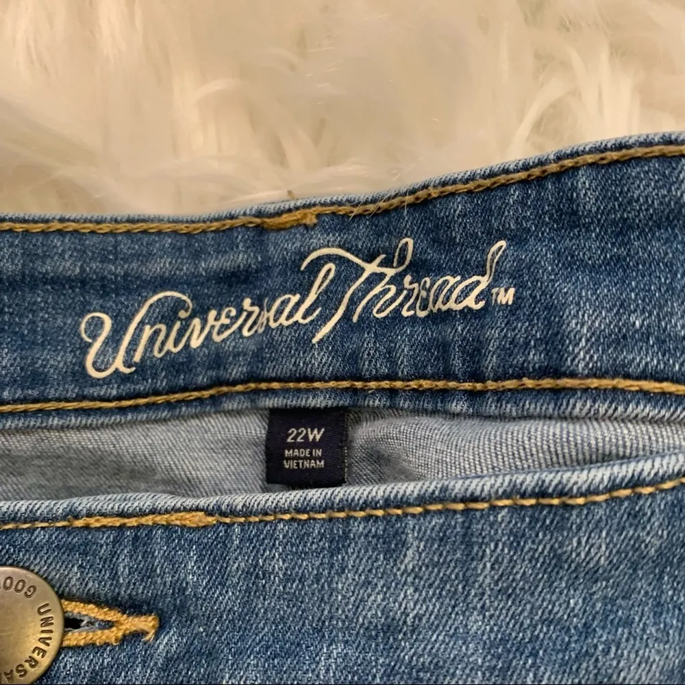 Universal Thread High Rise Cuffed Denim Short Light Wash - Image 9