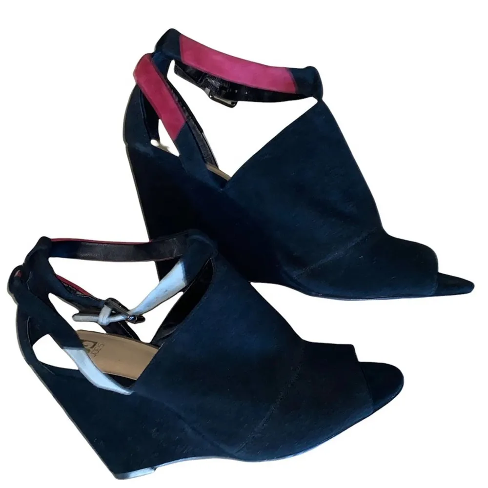 Joe's Jeans Wedged Heel Strapped Sandal Black with grey/burgundy size 9.5 - Image 3