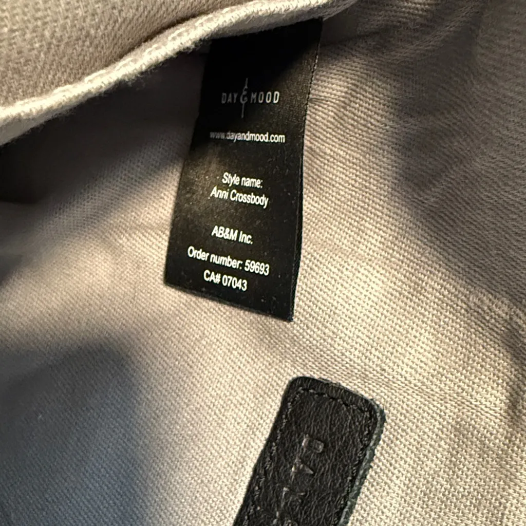 Day & Mood 'Anni' Leather Crossbody Bag Black - Image 5