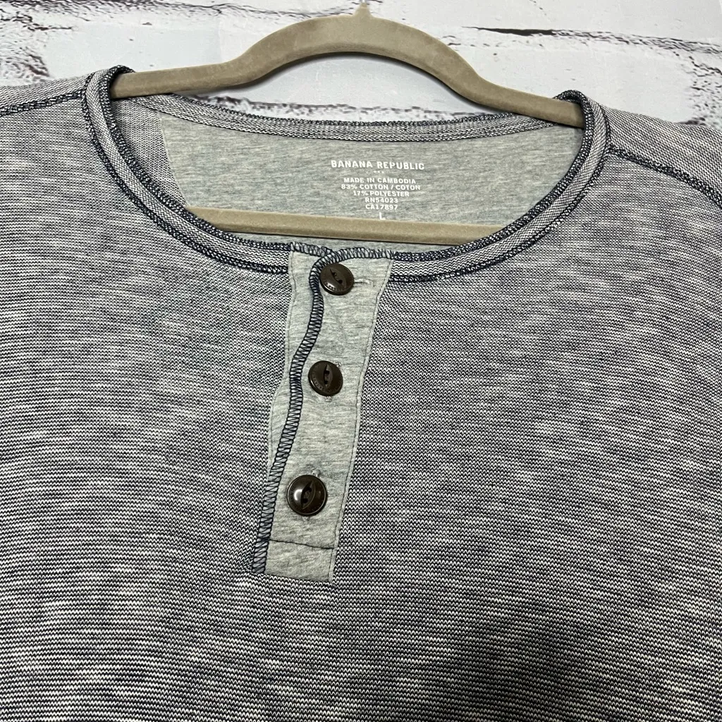 Banana Republic Gray Long Sleeve Henley Tee 1/4 Button Crew Neck SZ L Y2K Light - Image 7