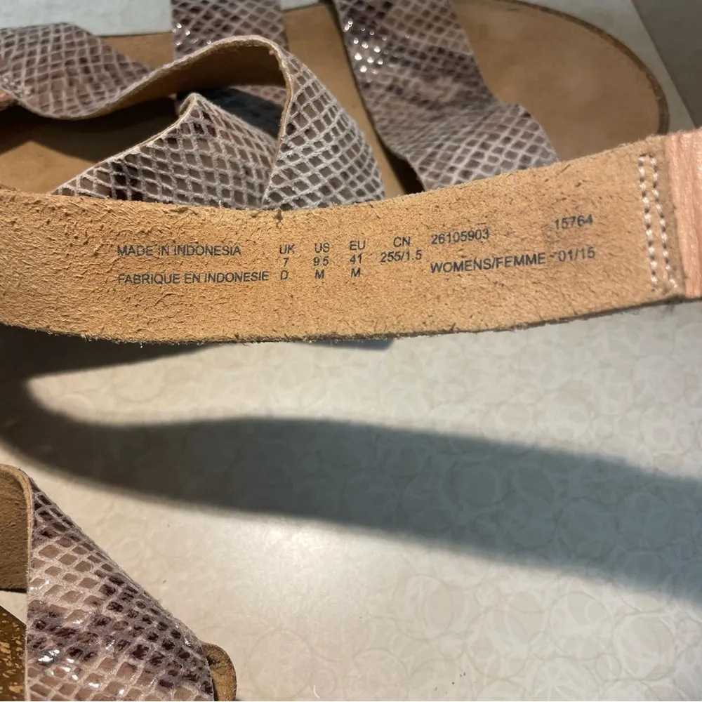 Clarks Artisan Perri Dunes sandal in a taupe snakeskin print. Size 9.5 - Image 6