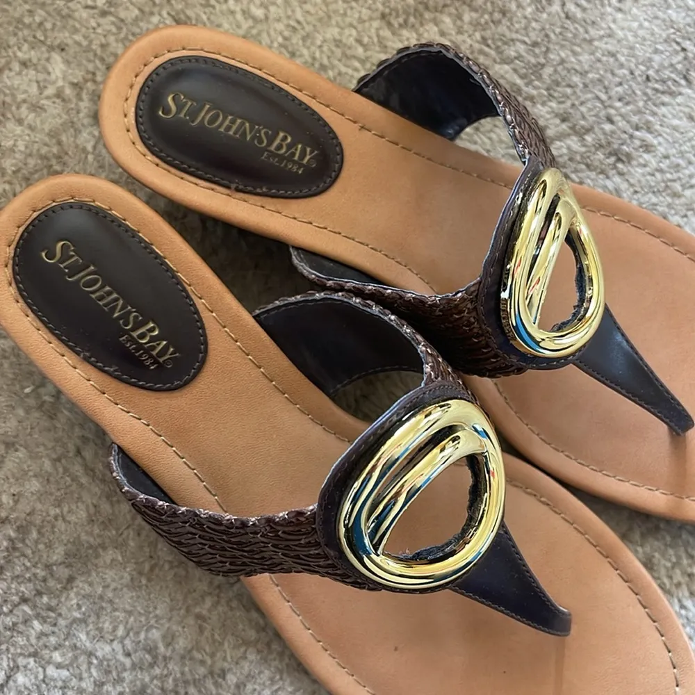 Womens St. Johns Bay Brown with Gold Accent Sandels like New - Image 3