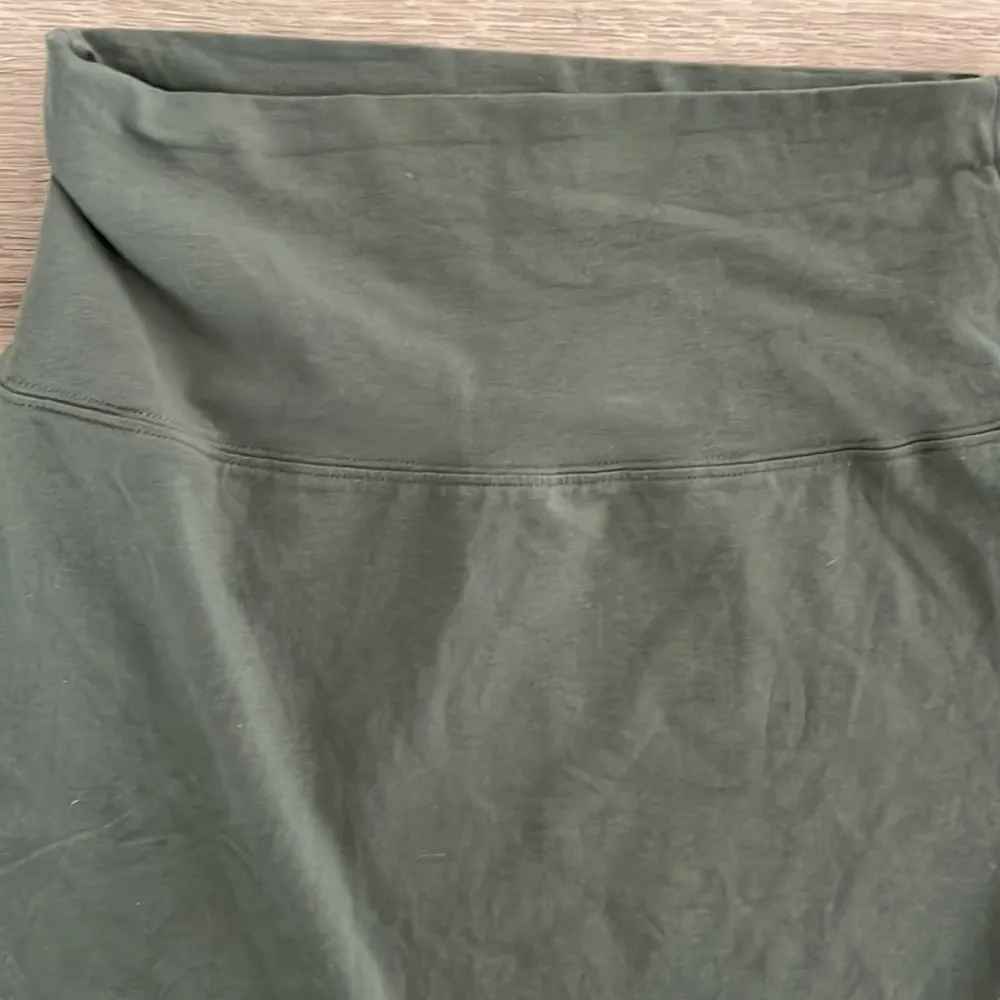 😍 Cutest Aritzia Green Mini Skirt - Image 2
