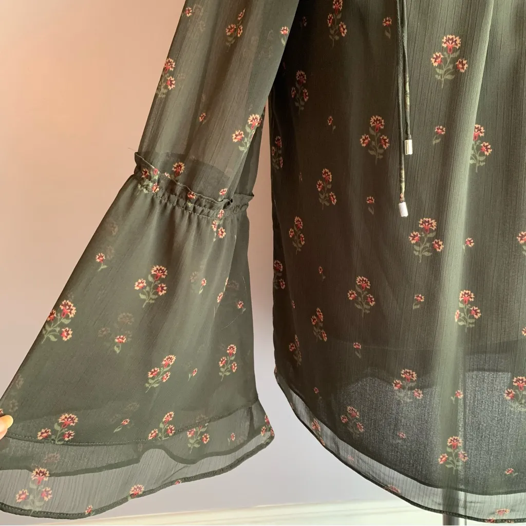 White House Black Market green floral off the shoulder bell sleeve blouse XS - Image 8